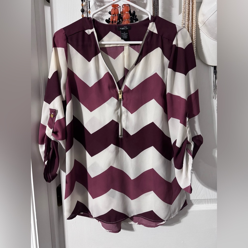 Rue 21 zig zag zip up blouse medium